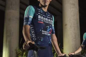 Wielertenues 2026: Bahrain gooit het dankzij sponsor Bianchi over een andere - donkere - boeg