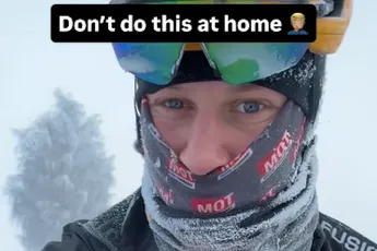 Hinder door de kou? Niet voor Jonas Abrahamsen, die trainingsrit in bizarre weersomstandigheden afwerkt