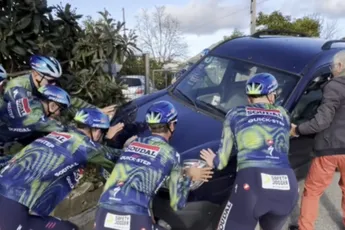🎥 Een bijzondere en spontane manier van teambuilding? Soudal Quick-Step helpt gestrande auto terug de weg op