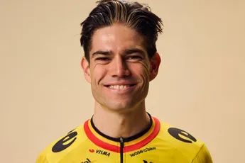 Wout van Aert geeft (met brace) update over zijn blessure: 'Ziet er waarschijnlijk slechter uit dan dat het is'