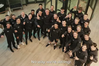 🎥 Vinokourov en consorten doen het weer! Stoïcijnse Kazachen komen hilarisch uit de hoek met nieuwe videoclip