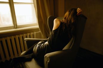 Psychologe Claire (33) stortte in nadat haar relatie uit ging: 'Kon niet voelen'