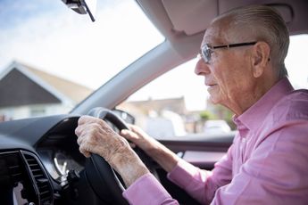 Oudere automobilisten met ADHD rijden hun auto vaker in de prak