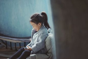 Zorgen over 'de smartphonegeneratie', kinderen met een smartphone-rug