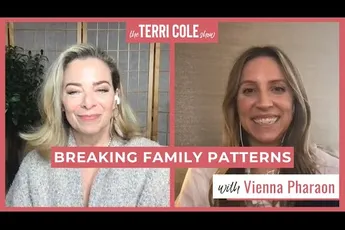Video | Het doorbreken van familiepatronen met Vienna Pharaon