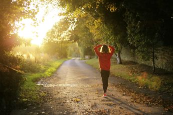 Studie: Drie keer per week wandelen verlaagt kans op terugkerende lage rugpijn