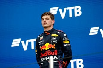 'Verlegen en zenuwachtige' Verstappen toch een F1-succes: 'Er komt nog veel meer aan'