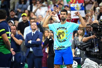Emotionele Djokovic draagt overwinning op aan Kobe Bryant: 'Op hem kon ik altijd bouwen'