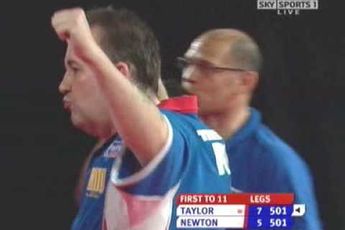 Vandaag 14 jaar geleden: Taylor gooit negendarter op UK Open tegen Newton