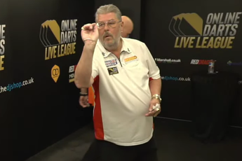 VIDEO: 65-jarige Martin Adams gooit negendarter in Online Darts League