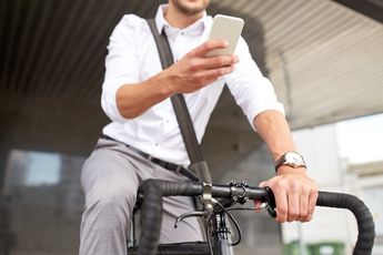 Meeste scholieren gebruiken nog altijd smartphone op de fiets