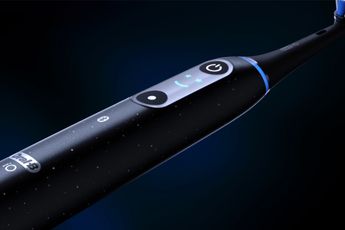 Nieuwe slimme Oral-B iO10-tandenborstel laat poetsresultaten op laadstation zien