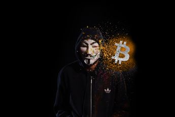 Beeld van bitcoin bedenker Satoshi Nakamoto onthuld in Boedapest