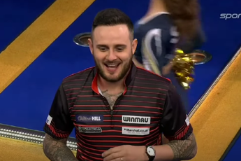 VIDEO: Cullen receives incredible reception to Oasis classic at PDC World Darts Championship