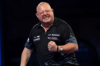 King recovers from the brink to reach first World Darts Championship Quarter-Final since 2009