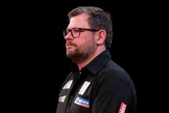 James Wade proves to be attractive to historic nine-darters: used to be called 009, now mostly a spectator on stage