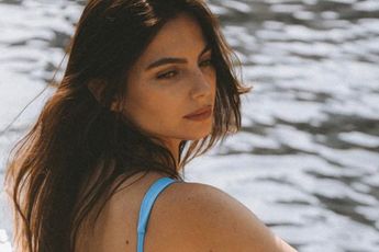 Kelly Piquet geeft zichzelf een wedgie met een iéts te klein badpak