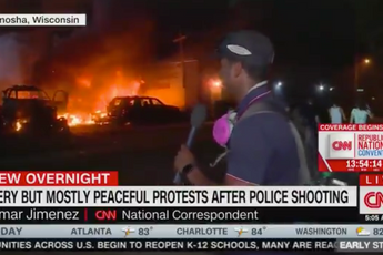 Bizar! CNN-verslaggever staat voor brandende stad maar roept: 'Vreedzame demonstraties!'
