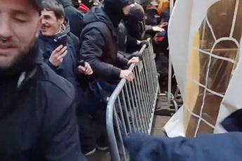 Filmpje! Demonstranten bestormen KERSTMARKT waar fascistisch 2G-systeem gehanteerd wordt