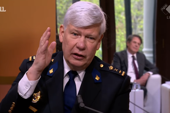 Korpschef Henk van Essen over mogelijk toestaan dragen hoofddoek: 'Politie is intern in debat'