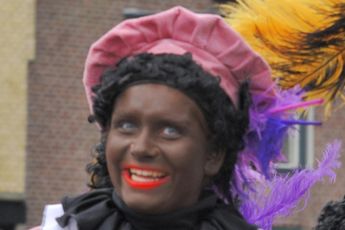 Slap Dordrecht bezwijkt onder intimiderende druk van KOZP, vervangt Zwarte Piet door roetveegpiet