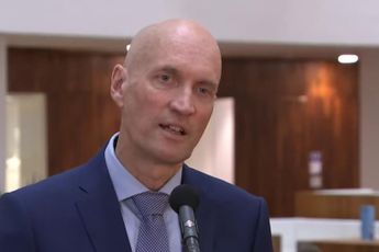 Minister Kuipers blijft achter discriminerend QR-systeem staan: 'Coronatoegangsbewijs heeft wel degelijk effect'