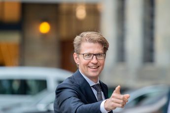 Minister Sander Dekker denkt agressieprobleem gevangenissen op te lossen door gedetineerden meer vrijheid te geven