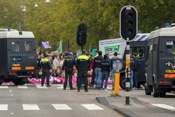 Politie slaat tientallen Extinction Rebellion-actievoerders in de boeien na lamleggen tramverkeer Den Haag