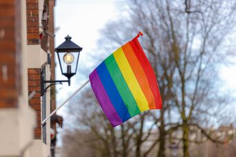 Paniek in Amsterdam-West! Regenboogvlaggen niet meer toegestaan in gangen van studentenflat