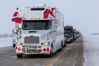Canadese premier Trudeau ontpopt zich tot fascist en zet noodwet in om truckersprotest de nek om te draaien