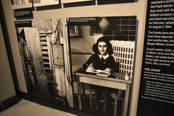 'Anne Frank werd verraden door notaris van de Joodse Raad, Arnold van den Bergh'
