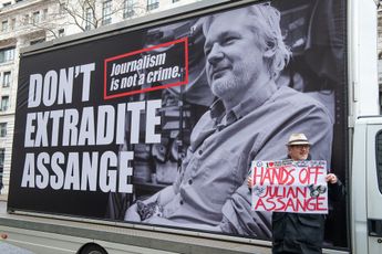 Arnold Karskens bij Ongehoord Nieuws: 'Julian Assange kaartte oorlogsmisdaden aan'