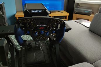 Simracen met een uitstekende setup voor games als F1 2021, Assetto Corsa, DiRT Rally en meer