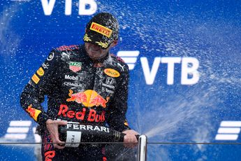 Montoya zag totale willekeur in slotfase GP Rusland: 'Kijk maar naar Verstappen'