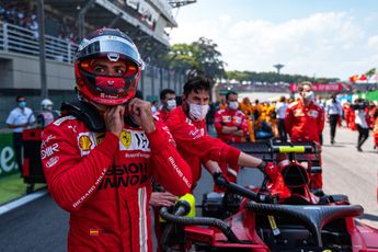 Sainz over de fans van Verstappen en Hamilton: 'Beide kanten zijn fel tegen elkaar'