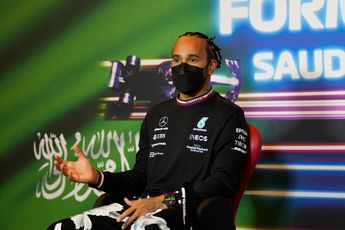 F1-commentatoren onder de indruk van Hamilton: 'Hij weet dat hij zal winnen'