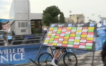 Parijs-Nice verliest wederom aantal renners: Geniets op bizarre wijze geveld door reclamebord