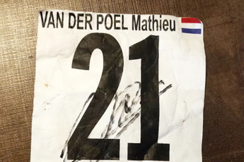 Van der Poel geeft collega-renner zijn rugnummer: 'Cadeau van een grote kampioen'