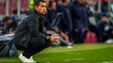 Feyenoord en Van Bronckhorst krijgen waarschuwing van UEFA