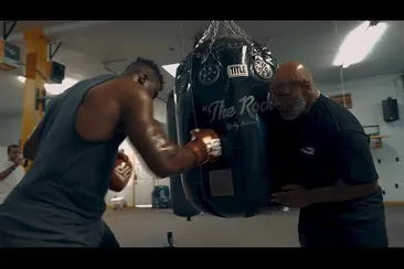 Mike Tyson steps back into the ring, Fury reacts very pathetically