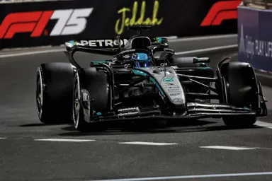 Mercedes-coureur George Russell in Jeddah tijdens GP Saoedi-Arabië