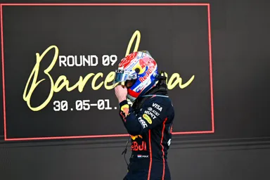 verstappen met helm op na gp van spanje