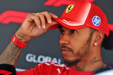 lewis-hamilton-krijgt-uitleg-stewards