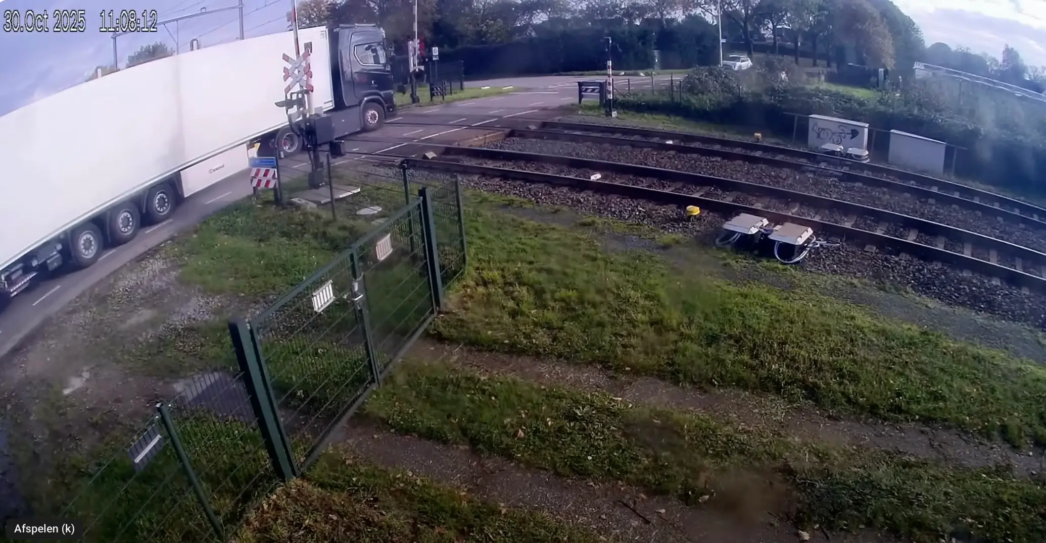 beelden botsing trein vrachtwagen