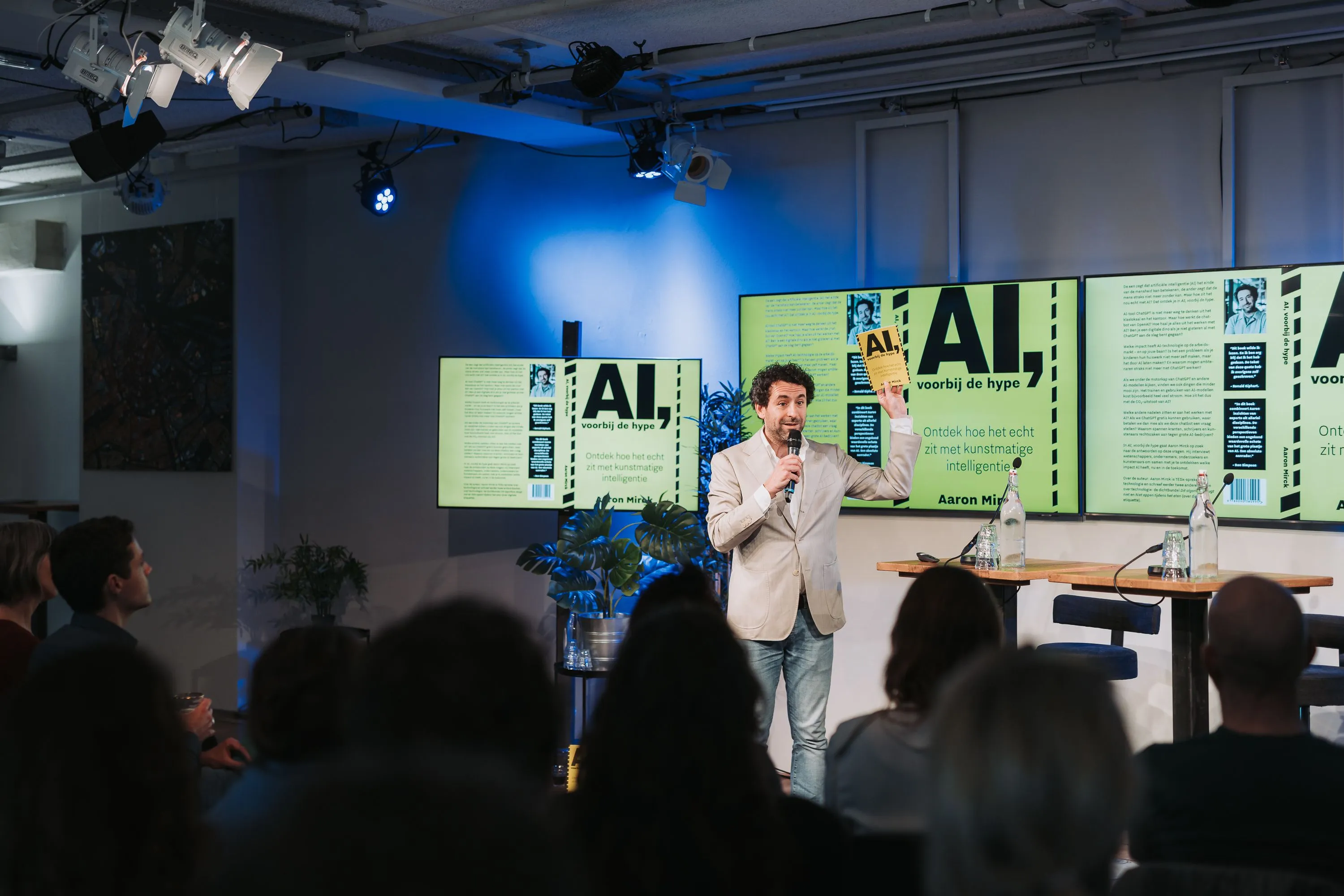 Aaron Mirck over zijn boek 'AI, voorbij de hype', een aanmoediging om kritischer te denken over generatieve AI