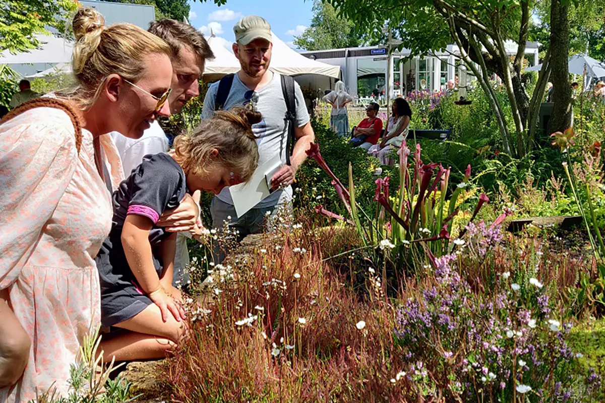 hortus alkmaar rondleiding in de tuin kleine resolutie