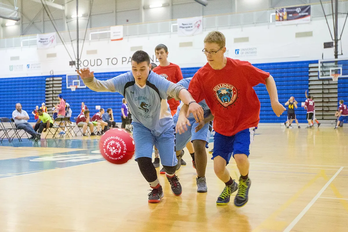 jongeren spelen basketbal bij special olympics