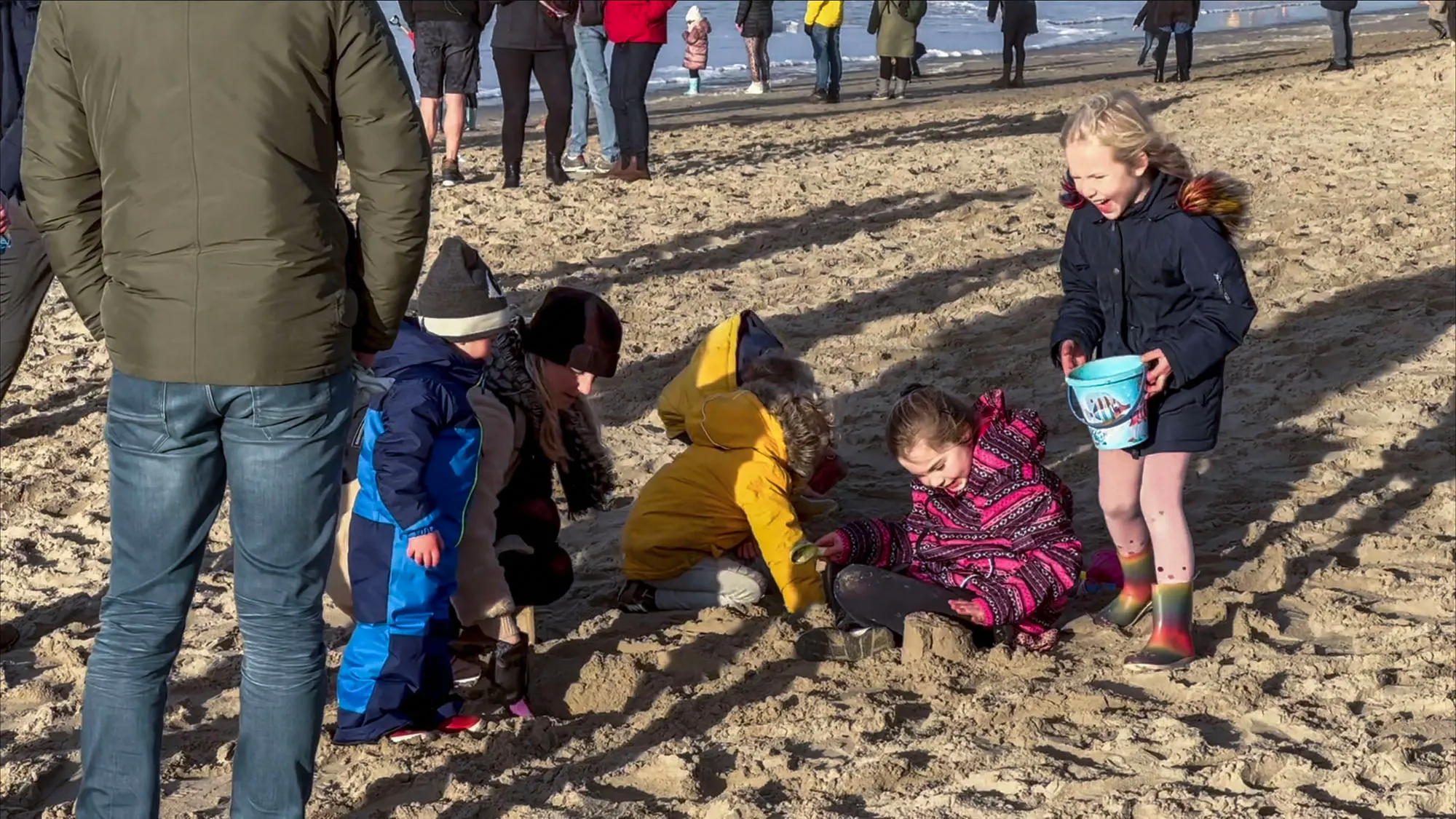 kinderen spelen met zand 1