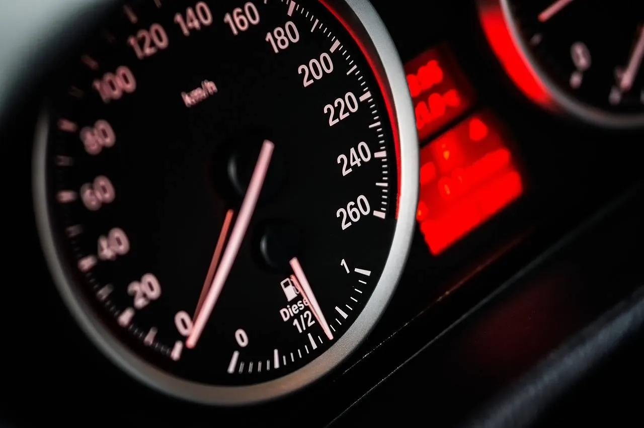 snelheidsmeter auto arek socha via pixabay