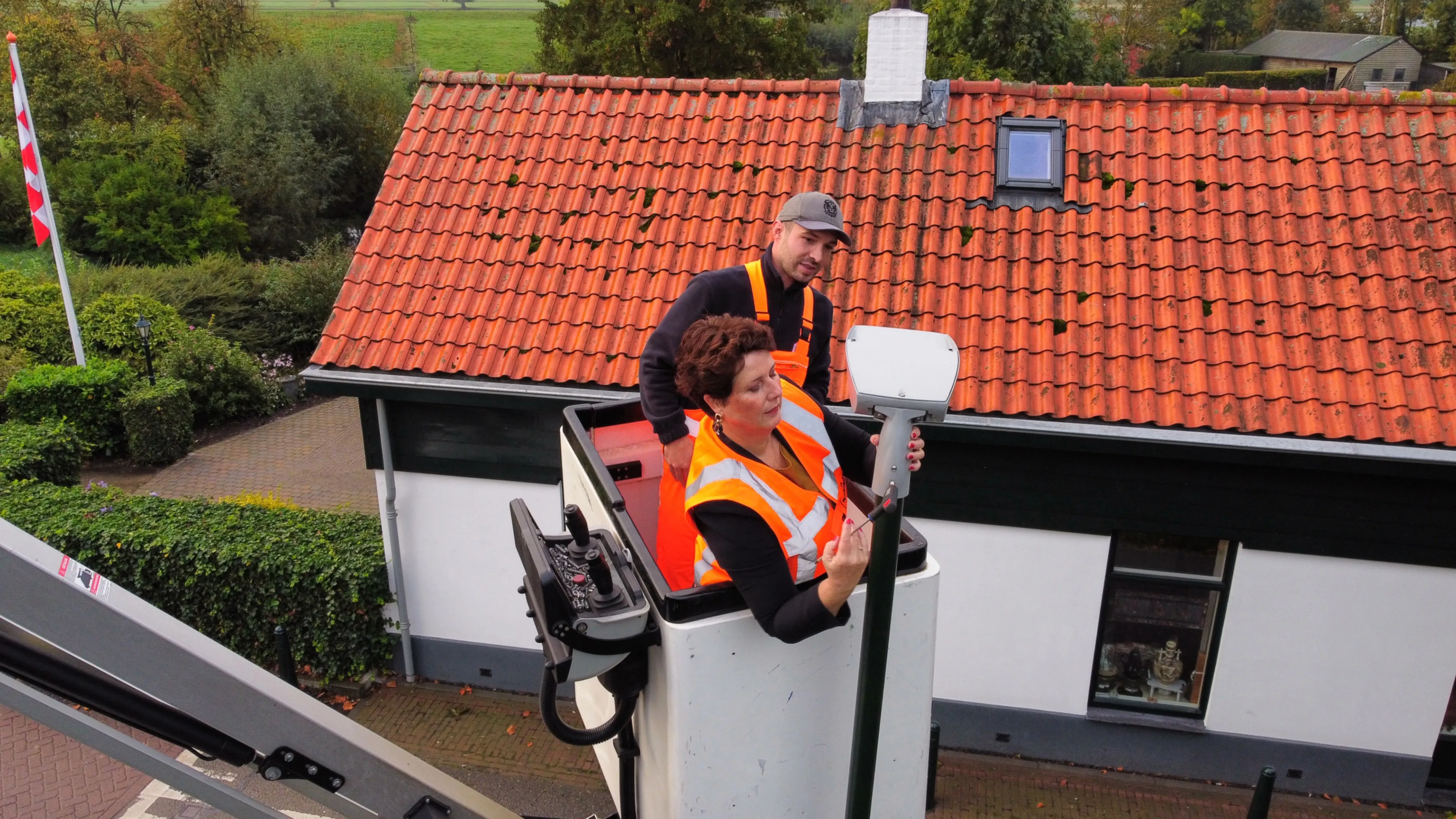 Claudia Schipper monteert laatste led armatuur straatverlichting